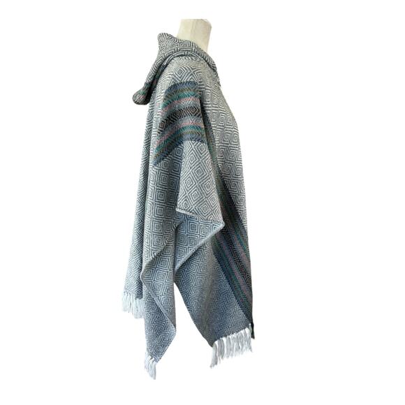 Alpaca Oscatex Knit Hooded Poncho OS Gray White Aztec Boho Cozy Outdoor NWOT - Picture 4 of 15